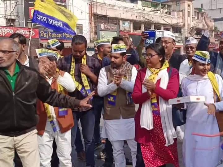 Prayagraj Uttar Pradesh workers celebrate victory of Aam Aadmi Party AAP in Delhi MCD elections Delhi MCD Results 2022: यूपी में भी AAP की जीत का जश्न, कार्यकर्ताओं ने प्रयागराज में बांटी मिठाई