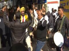Delhi MCD Results 2022 : દિલ્હી MCD ચૂંટણીમાં AAP ના વિજયની કાર્યકર્તાએ આ રીતે કરી ઉજવણી, જુઓ તસવીરો
