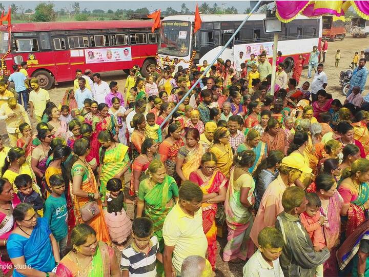 Maharashtra-Karnataka Border Dispute :  सौंदत्ती यात्रेसाठी कोल्हापूर शहरातून लाखभर भाविक गेले आहेत. कन्नड संघटनांनी मंगळवारी राज्यातील वाहनांवर दगडफेक केल्याने सीमावादाला हिंसक वळण मिळाले आहे.