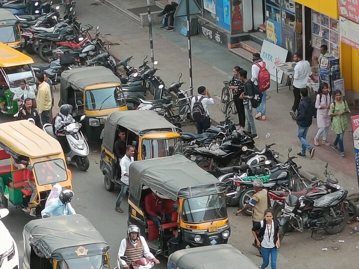 वाहतूक पोलिसांचा धाक नसल्याने शहरात सर्वत्र ऑटोचालक रस्त्यातच वाहन उभे करुन प्रवाशांचा शोध घेत असतात.