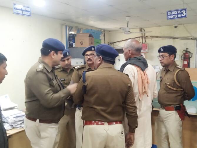 Bettiah State Bank Of India Robbery Of 10 To 12 Lakh Rupees On Gun Point  From SBI Tola Malahi Branch Ann | SBI Robbery: दोनों हाथों में बंदूक लेकर  बैंक में घुसे