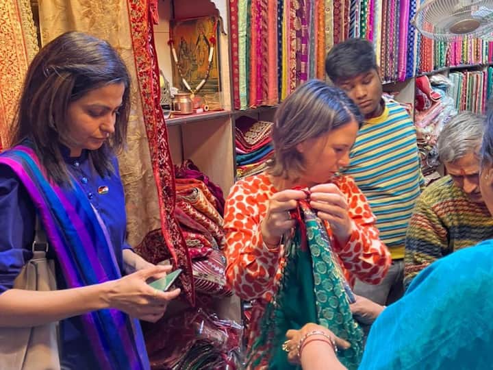 German Foreign Minister Annalena Baerbock India Visit Goes Shopping In Chandni Chowk, Uses Indian Digital Payment App German Foreign Minister: ఆగండి నేను పేటీఎమ్ చేసేస్తాను, షాప్ ఓనర్‌కు జర్మన్ మంత్రి షాక్