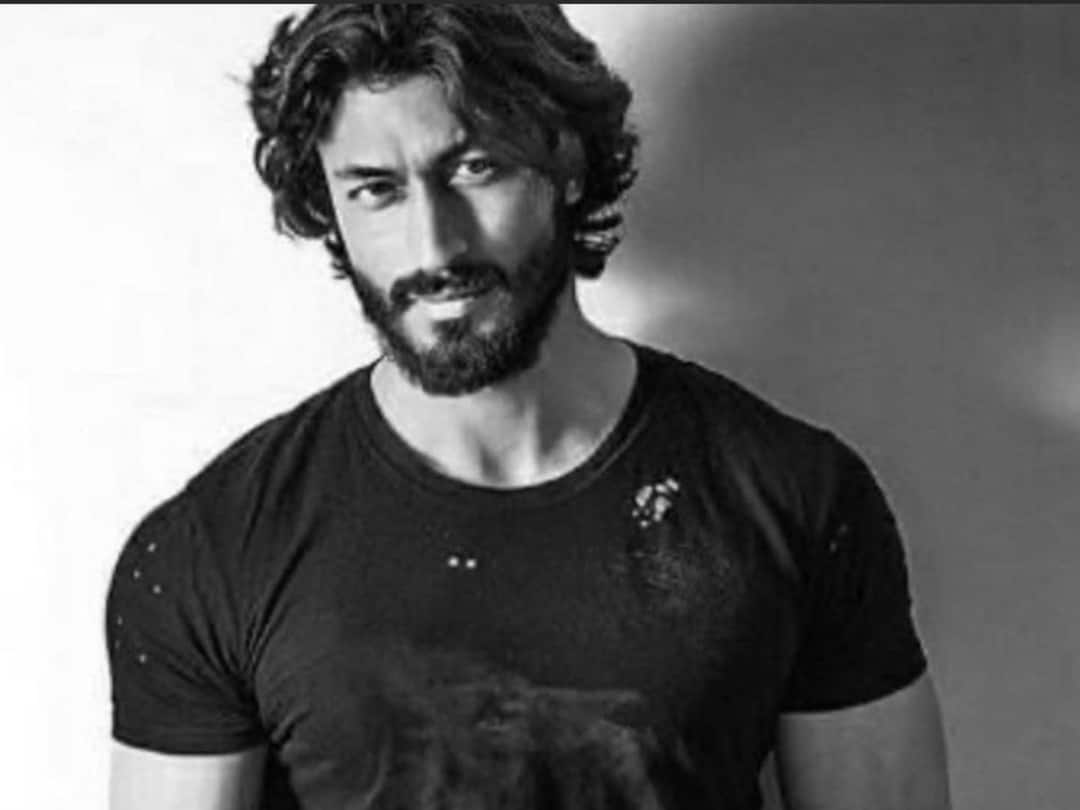 Vidyut Jammwal celebrates pre-birthday event with fans who tattooed his name, cycled across India Vidyut Jammwal: প্রিয় তারকার নামে ট্যাটু, সাইকেলে চড়ে বিদ্যুৎ জামওয়ালের 'প্রি-বার্থডে' উদযাপনে অনুরাগীরা