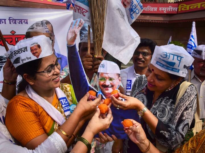 सुबह करीब 10.30 बजे आप (123) बीजेपी (108) से आगे निकल गई. कांग्रेस 12 सीटों पर आगे चल रही थी. दिल्ली नगर निगम के लिए चार दिसंबर को मतदान हुआ था.