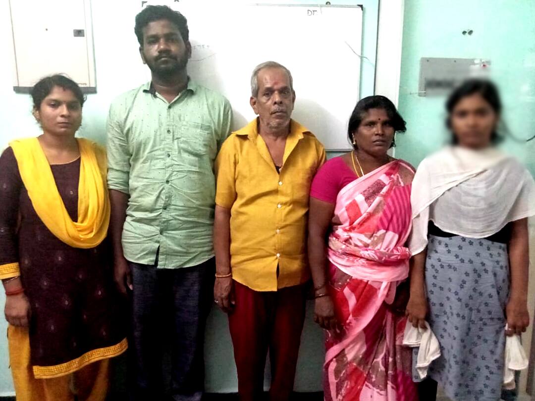 ஏலச்சீட்டு நடத்தி குடும்பத்தோட கொள்ளையடித்த கும்பல் சிக்கிய சம்பவம் - புதுவையில் பரபரப்பு Puducherry: Police arrested 5 members of the same family for fraud of 2 crore by conducting auctions TNN ஏலச்சீட்டு நடத்தி குடும்பத்தோட கொள்ளையடித்த கும்பல் சிக்கிய சம்பவம் - புதுவையில் பரபரப்பு