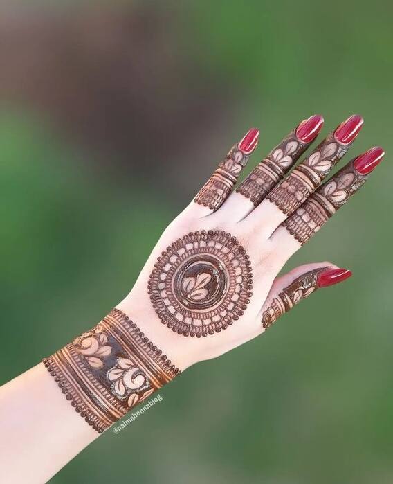 Gol Tikki Mehndi Designs: बेहद प्यारी और बहुत खूबसूरत लगती हैं गोल टिक्की मेहंदी, देखें इसके ट्रेंडी और स्टाइलिश डिजाइन Gol Tikki Mehndi Designs: बेहद प्यारी और बहुत खूबसूरत लगती हैं गोल टिक्की मेहंदी, देखें इसके ट्रेंडी और स्टाइलिश डिजाइन