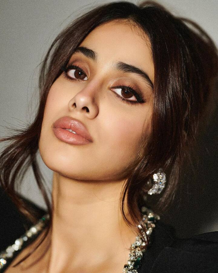 याशिवाय 'मिस्टर अँड मिसेस माही' या शीर्षकाने बनत असलेल्या चित्रपटातही ही अभिनेत्री दिसणार आहे.(फोटो सौजन्य :janhvikapoor/इंस्टाग्राम)