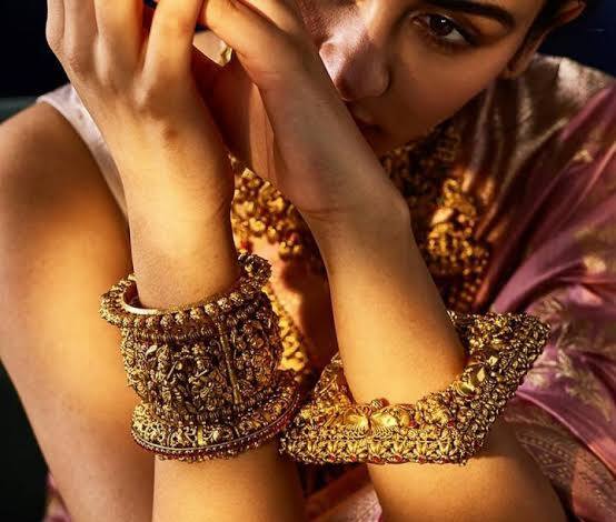 Latest Kangan Designs: आपकी कलाई की खूबसूरती पर चार चांद लगा देंगे ये खूबसूरत और ट्रेंडी कंगन के डिजाइन, मिलेगा क्लासी लुक