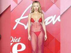 British Fashion Awards 2022: मॉडल्स के कपड़ों का सोशल मीडिया पर उड़ा मजाक, यूजर्स बोले बिना कपड़ों के अवार्ड लेने पहुंच गई हैं क्या?