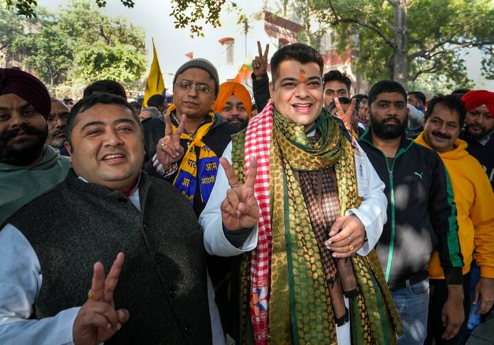 এ বারের পৌর নির্বাচনে দুই দলই প্রচারে কোনও খামতি রাখেনি। একদিকে, প্রধানমন্ত্রী নরেন্দ্র মোদির হাত দিয়ে কিছু সংখ্যক বস্তির মানুষজনকে ফ্ল্যাটে পুনর্বাসন দেওয়ার ব্যবস্থা করে বিজেপি। দলের হয়ে প্রচারে যান কেন্দ্রীয় মন্ত্রী, অন্য রাজ্যের মুখ্যমন্ত্রীরাও।