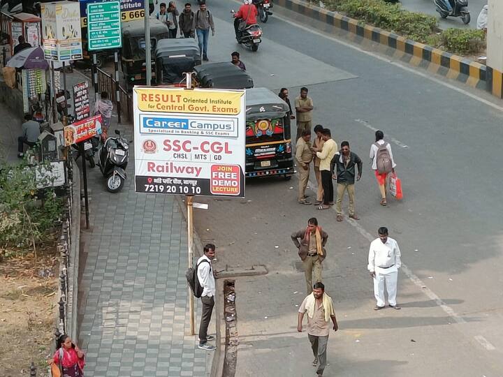झाशी राणी चौकाच्या मुख्य चौकातच ऑटोचालक आपले ऑटो उभे करुन प्रवासी शोधण्यासाठी फिरत असतात. मात्र यामुळे होणाऱ्या वाहतूक कोंडीचा सामना नागरिकांना करावा लागतो.