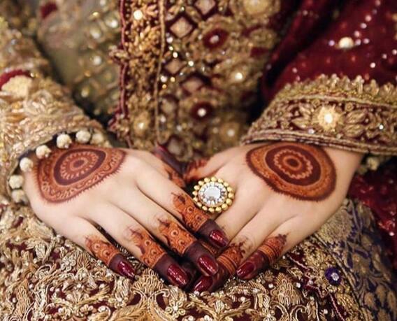 Gol Tikki Mehndi Designs: बेहद प्यारी और बहुत खूबसूरत लगती हैं गोल टिक्की मेहंदी, देखें इसके ट्रेंडी और स्टाइलिश डिजाइन Gol Tikki Mehndi Designs: बेहद प्यारी और बहुत खूबसूरत लगती हैं गोल टिक्की मेहंदी, देखें इसके ट्रेंडी और स्टाइलिश डिजाइन