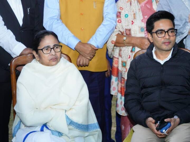 TMC MP Meeting: दिल्ली में TMC सांसदों के साथ बैठक के बाद बोलीं सीएम ममता बनर्जी, 'हमें डर है कि लोकतंत्र...' TMC MP Meeting BJP is forcibly passing the bill in Parliament said CM Mamta Banerjee Parliament winter session TMC MP Meeting: दिल्ली में TMC सांसदों के साथ बैठक के बाद बोलीं सीएम ममता बनर्जी, 'हमें डर है कि लोकतंत्र...'