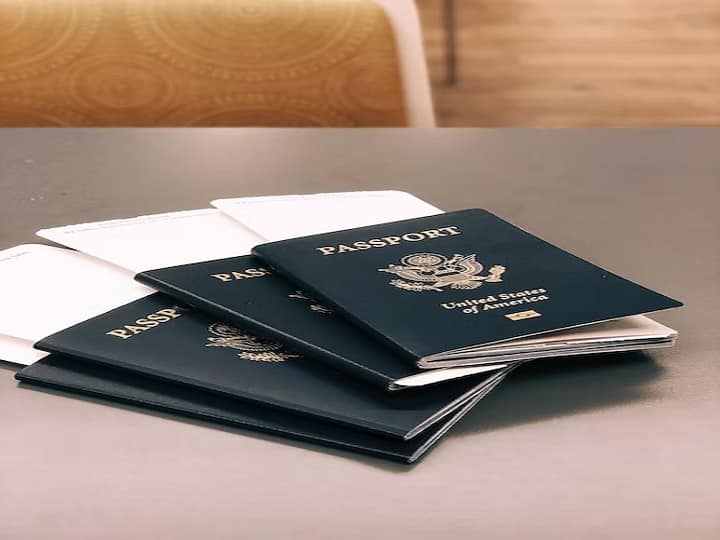 World Strongest Passport: विदेश में कहीं भी यात्रा करने के लिए पासपोर्ट की आवश्यकता पड़ती है. हर साल अलग-अलग देशों की पासपोर्ट रैंकिंग जारी होती है. साल 2022 का भी पासपोर्ट रैंकिंग जारी कर दी गई है.