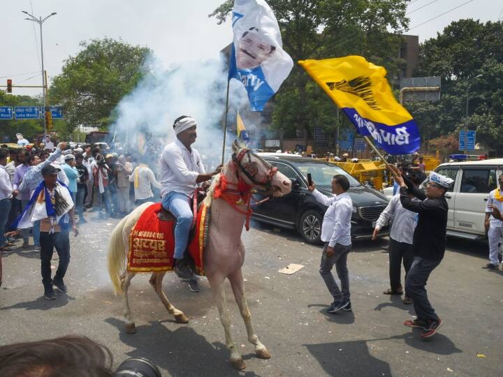 आप नेता गोपाल राय, आतिशी और दुर्गेश पाठक सहित समर्थकों और अन्य नेता पार्टी कार्यालय में जश्न में शामिल हुए.