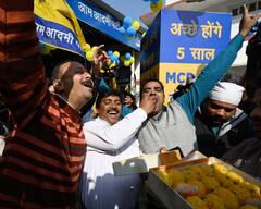 Delhi MCD Results 2022 : દિલ્હી MCD ચૂંટણીમાં AAP ના વિજયની કાર્યકર્તાએ આ રીતે કરી ઉજવણી, જુઓ તસવીરો