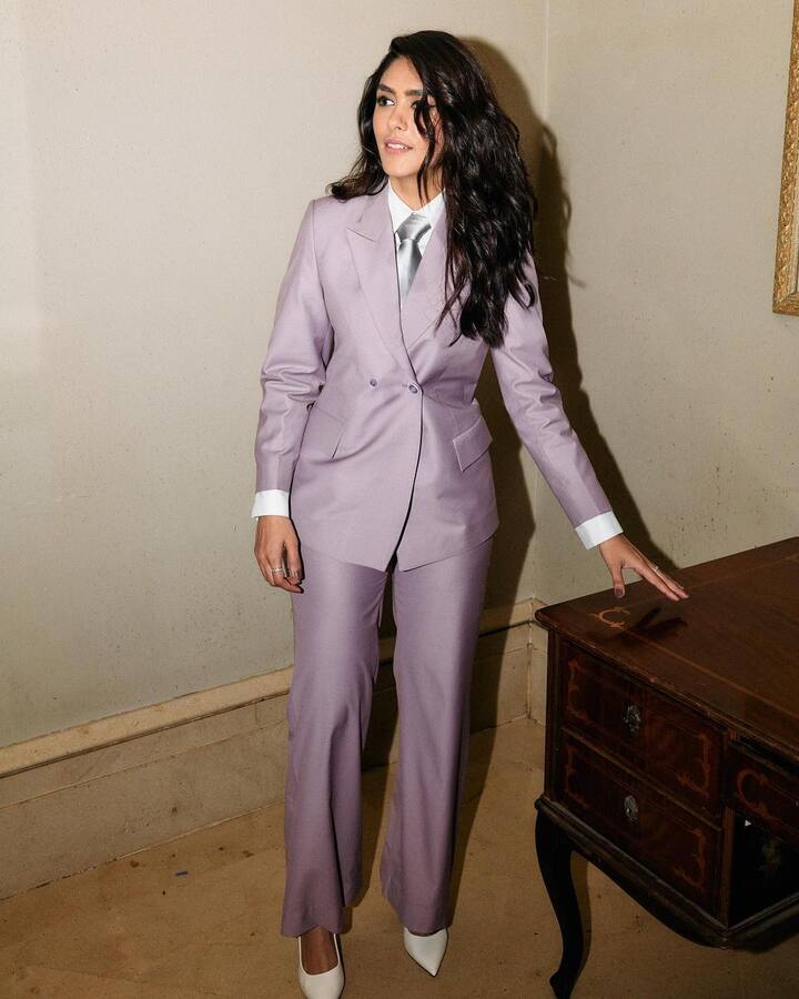 மிருணாள் மகாராஷ்டிரா மாநிலத்தைச் சேர்ந்தவர்