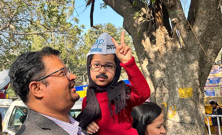 হাড্ডাহাড্ডি লড়াই হবে ইঙ্গিত ছিলই। কিন্তু প্রত্যাশা ছাপিয়ে গেল আম আদমি পার্টি। ১৫ বছর পর বিজেপি-কে উৎখাত করে দিল্লি পৌরসভার দখল নিল তারা।