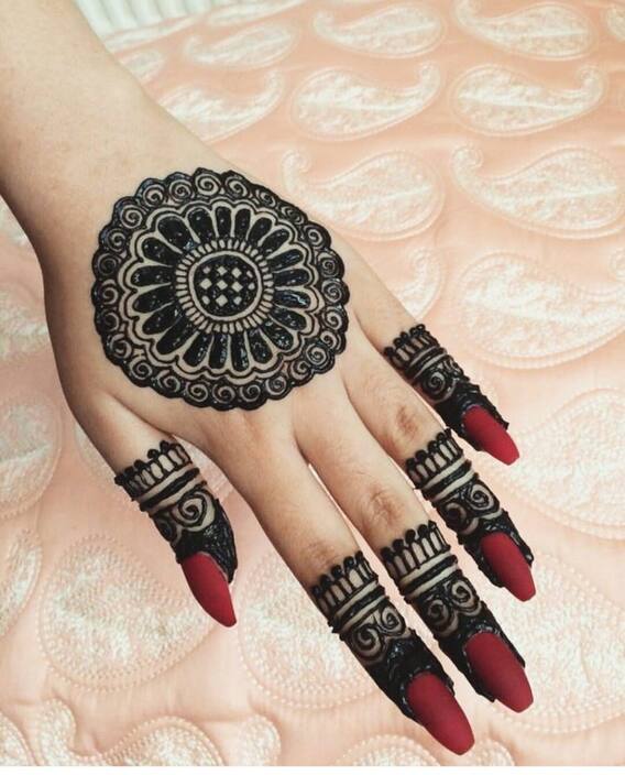 Gol Tikki Mehndi Designs: बेहद प्यारी और बहुत खूबसूरत लगती हैं गोल टिक्की मेहंदी, देखें इसके ट्रेंडी और स्टाइलिश डिजाइन Gol Tikki Mehndi Designs: बेहद प्यारी और बहुत खूबसूरत लगती हैं गोल टिक्की मेहंदी, देखें इसके ट्रेंडी और स्टाइलिश डिजाइन