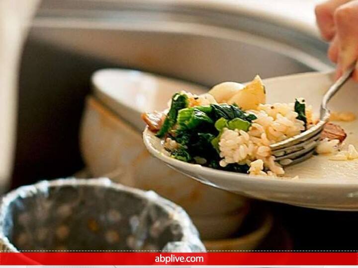 अन्न का अनादर - अन्न का अपमान देवी अन्नपूर्णा का अनादर माना जाता है. शास्त्रों के अनुसार जो अन्न की कदर नहीं करता वहां देवी लक्ष्मी का वास नहीं होता. अन्न के साथ धन की भी कमी हो जाती है.