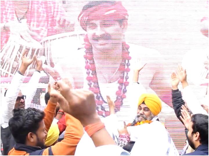 MCD Results 2022 AAP workers dancing on manoj tiwari's song Rinkiya ke papa in Uttar Pradesh MCD Results 2022: 'रिंकिया के पापा...', MCD में जीत के जश्न में AAP ने चलाया मनोज तिवारी का गाना, वीडियो वायरल