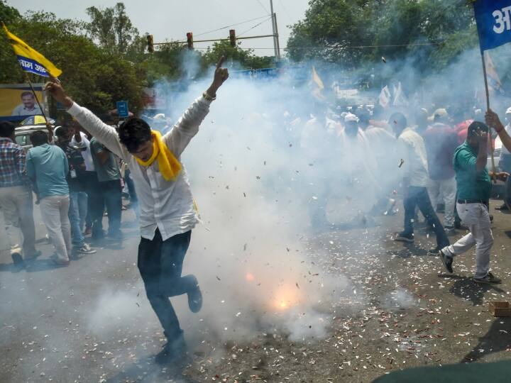 कार्यालय के बाहर सड़कों पर समर्थक आप के आधिकारिक चुनावी गीत  एमसीडी में अरविंद केजरीवाल पर झूमते नजर आए. एमसीडी चुनावों में आप की पहली जीत का जश्न मनाया जा रहा है.