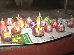 कांद्याच्या दरात घसरण, शेतकऱ्यानं 20 कांद्यावर रेखाटली पंतप्रधान मोदींची मुद्रा, शेतकऱ्यांकडं लक्ष देण्याची मागणी