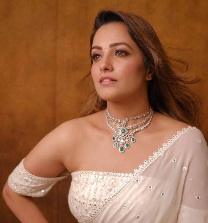 टीवी की टॉप एक्ट्रेस मानी जाने वाली अनिता हसनंदानी (Anita Hassanandani) का एजाज (Eijaz) से अफेयर रहा था, दोनों की शादी के रूमर भी थे लेकिन फिर अचानक कुछ ऐसा हुआ कि इनका ब्रेकअप हो गया. बाद में अनिता ने बिजनेसमैन रोहित रेड्डी से शादी कर ली थी.