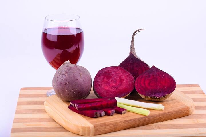 பீட்ருட் உணவில் சேர்த்துக் கொள்வதால் உடல் ரத்தம் அதிகரிக்கும்.