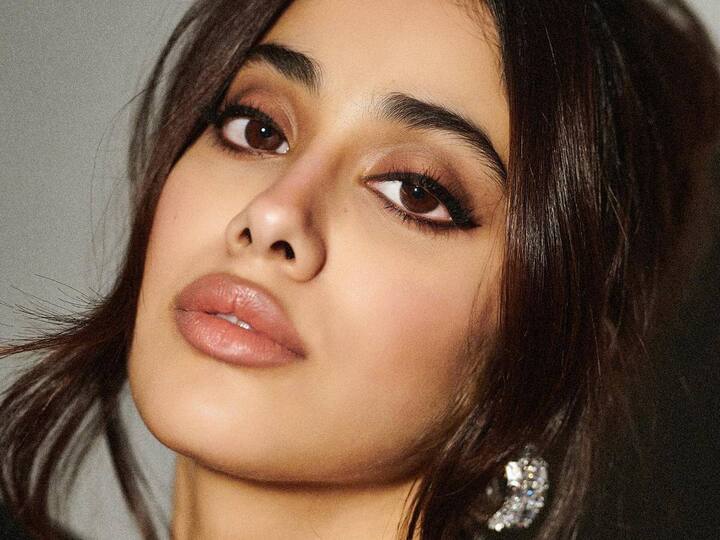 Actress Janhvi Kapoor Latest Photoshoot: அடிக்கடி அதிரடியாக போட்டோஷூட் செய்து வரும் பாலிவுட் அழகி ஜான்வி கபூர்!