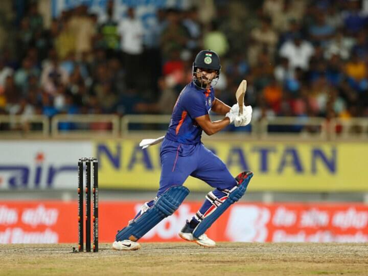 भारतीय कप्तान रोहित शर्मा और विराट कोहली बुधवार को जारी ताजा आईसीसी पुरूष वनडे खिलाड़ी रैंकिंग में क्रमश: नौंवे और 10वें स्थान पर बरकरार हैं जबकि श्रेयस अय्यर और केएल राहुल ने छलांग लगायी है. अय्यर बांग्लादेश के खिलाफ पहले वनडे में 24 रन और इससे पहले न्यूजीलैंड के खिलाफ अंतिम मैच में 49 रन बनाकर सात पायदान के फायदे से संयुक्त 20वें पर पहुंच गये हैं.