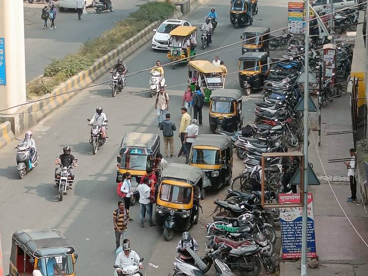 एकीकडे रस्त्यावरील फेरीवाल्यांनी फुटपाथ गिळंकृत केले आहे. तर दुसरीकडे बेशिस्त ऑटोमुळे रस्ता रुंद झाला आहे. त्यामुळे पायी चालणाऱ्यांना चांगलाच त्रास होतोय.