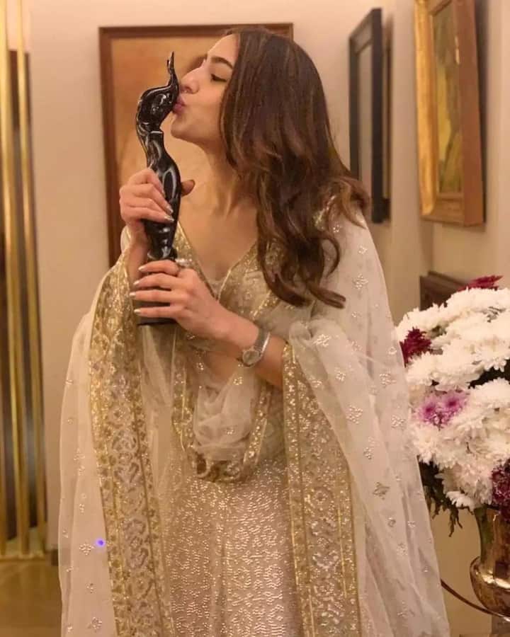 बता दें कि इस फिल्म के लिए सारा को डेब्यू अवॉर्ड भी मिला था. इस तस्वीर में वो अपने अवॉर्ड को चूमते हुए नजर आ रही हैं.