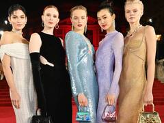 British Fashion Awards 2022: मॉडल्स के कपड़ों का सोशल मीडिया पर उड़ा मजाक, यूजर्स बोले बिना कपड़ों के अवार्ड लेने पहुंच गई हैं क्या?