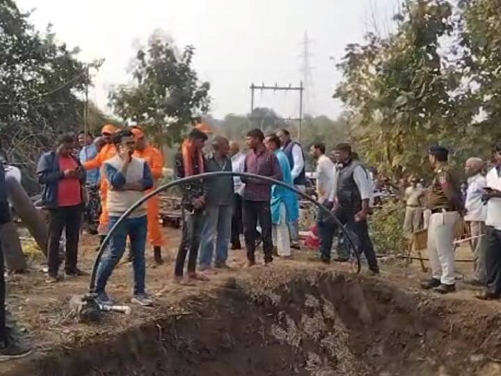 Betul Borewell Incident 5 Year old Tanmay Falls in Borewell Rescue Operation Continues No response in camera ANN Betul Borewell Incident: बोरवेल में फंसे मासूम का कैमरे में नहीं दिख रहा रिस्पॉन्स! बच्चे को सकुशल निकालने में लगा प्रशासन