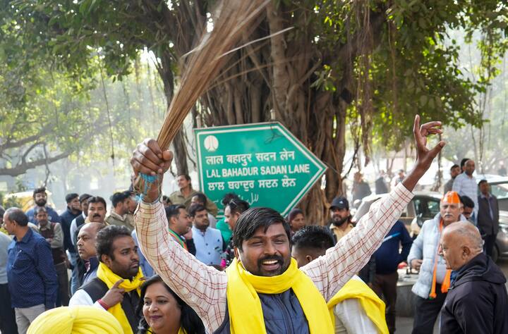 তবে জয় সহজ ছিল না আপের জন্য। সকাল থেকে বিজেপি-র সঙ্গে হাড্ডাহাড্ডি লড়াই চলেছে তাদের।  প্রাপ্ত ভোটের ব্যবধান বাড়লে নিজের বাসভবনে জরুরি বৈঠক ডাকেন অরবিন্দ কেজরিওয়াল। তাতে যোগ দেন মণীশ সিসৌদিয়া, রাঘব চাড্ডারা। এমনকি পঞ্জাবের মুখ্যমন্ত্রী ভগবন্ত সিংহ মানও যোগ দেন ওই বৈঠকে।