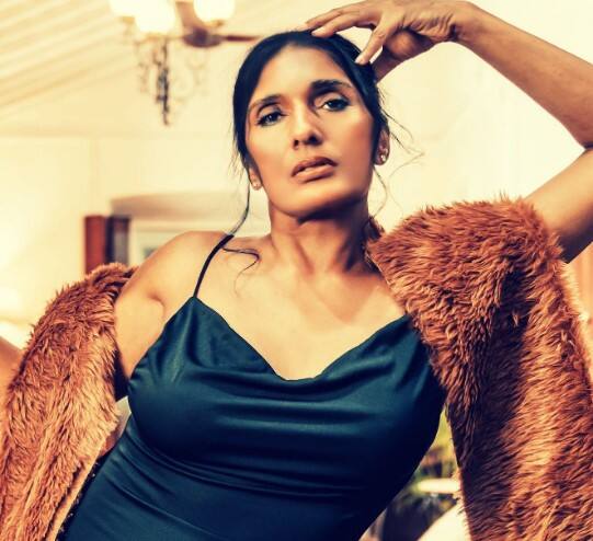 अनु अग्रवाल पहली बार आशिकी फिल्म में नजर आई थीं. उनकी उम्र इस समय 53 साल है, लेकिन उन्होंने भी शादी नहीं की है. अनु ने बहुत ज्यादा फिल्मों में काम नहीं किया है और उनके साथ एक ऐसा हादसा हुआ था, जिसने उनकी पूरी जिंदगी बदल दी थी. कई बार सोशल मीडिया पोस्ट में देखा गया है कि वो अपनी लाइफ को पूरा एन्जॉय करके जी रही हैं.