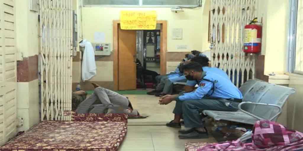 Calcutta Mrdical college students are adamant in their demand for parliamentary elections, otherwise they have threatened to go on a hunger strike from today Calcutta Medical College: ঘেরাও উঠলেও ছাত্র সংসদ নির্বাচনের দাবিতে অনড়, অন্যথায় আজ থেকেই অনশনের হুঁশিয়ারি