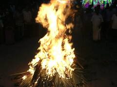 கார்த்திகை தீபங்களால் ஒளிர்ந்த கரூர் மாவட்ட கோயில்கள், வீடுகள்..!