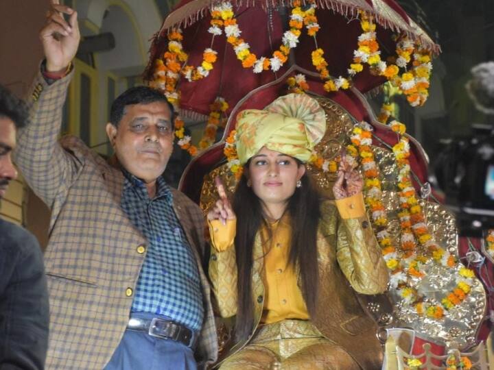 up news Moradabad father took out daughter's barat on horse cart with drums ann Moradabad News: पिता ने ढोल-नगाड़ों के साथ निकाली बेटी की बारात, घोड़ा बग्गी पर नाचते नजर आए बाप-बेटी