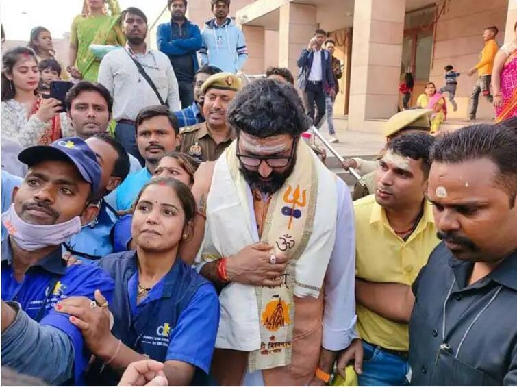 bollywood actor abhishek-bachchan-visits-kashi-vishwanath-temple-in-varanasi Abhishek Bachchan: કાશી વિશ્વનાથના દરબારમાં પહોંચ્યો અભિષેક બચ્ચન, સેલ્ફી લેવા થઈ પડાપડી