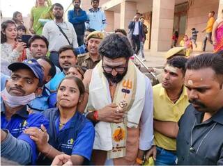 Abhishek Bachchan: કાશી વિશ્વનાથના દરબારમાં પહોંચ્યો અભિષેક બચ્ચન, સેલ્ફી લેવા થઈ પડાપડી