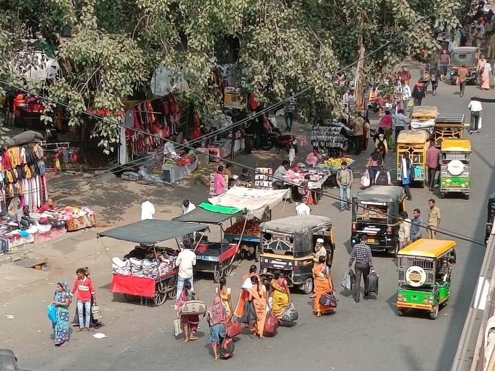 फेरीवाले आणि बेशिस्त ऑटोचालकांसाठी नियम नाहीत का? असा प्रश्न सामान्य नागरिकांकडून उपस्थित करण्यात येत आहे.