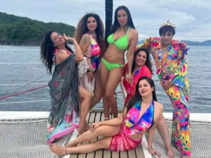 actress kashmira shah celebrating her 50th birthday, new hot bikini photos viral Birthday Party: હૉટ એક્ટ્રેસની બર્થડે પાર્ટી, 50 વર્ષની ઉંમરે થાઇલેન્ડમાં ઉજવ્યો જન્મદિવસ, નિયૉન બિકીની લૂક વાયરલ