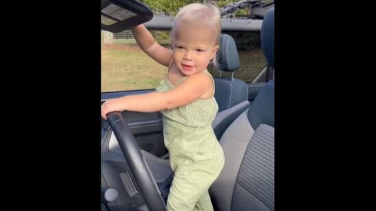 Parents surprise their little girl with her own mini car, her reaction is sweet Viral Video : ஆசை மகளுக்காக மினியேச்சர் கார்.. அசத்திய அப்பா.. வைரலாகும் க்யூட் இன்ஸ்டா வீடியோ..