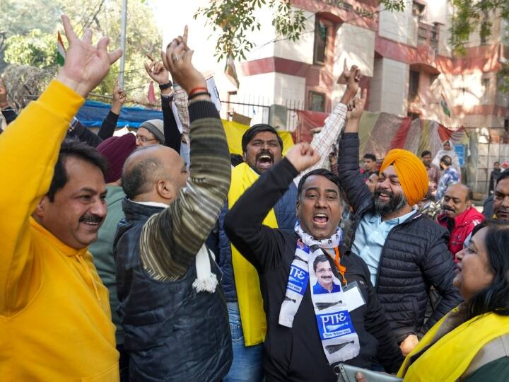 पूरे परिणाम आने के बाद अब दिल्ली के मुख्यमंत्री अरविंद केजरीवाल द्वारा जनता को संबोधित किए जाने की संभावना है.