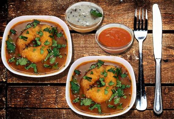 વડા મસૂરમાંથી બનાવવામાં આવે છે, તેથી લોકોને તે આરોગ્યપ્રદ લાગે છે, પરંતુ નિષ્ણાતોના જણાવ્યા મુજબ, વડા બનાવવા માટે વપરાતી કાળી દાળ ઘણા લોકો માટે ભારે અને પચવામાં મુશ્કેલ હોઈ શકે છે, તેના બદલે સાંભાર સાથે ઈડલી ખાઓ. તે ઉકાળવામાં આવે છે અને તેમાં ઘણી ઓછી કેલરી હોય છે.