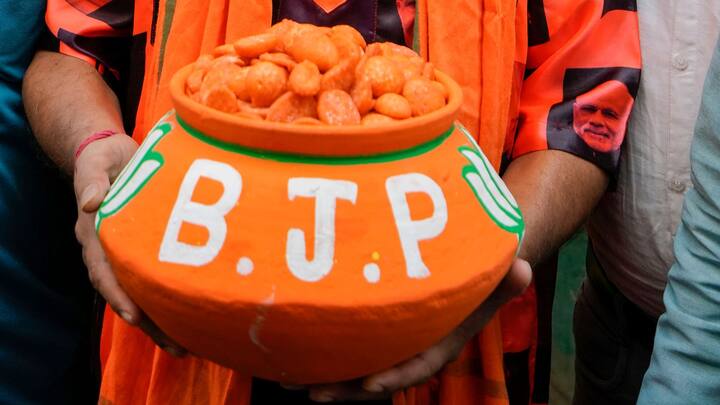 গুজরাতের ফলাফল স্পষ্ট হতেই কলকাতায় রাজ্য বিজেপির সদর দফতরের সামনে উৎসবে মাতলেন কর্মী-সমর্থকরা।