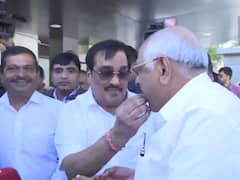 Gujarat Assembly Election Result  2022:  ભાજપની પ્રચંડ જીતથી સી.આર.પાટીલે મીઠાઈ ખવરાવી સીએમ ભુપેન્દ્ર પટેલનું મોં કરાવ્યું મીઠું, જુઓ તસવીરો