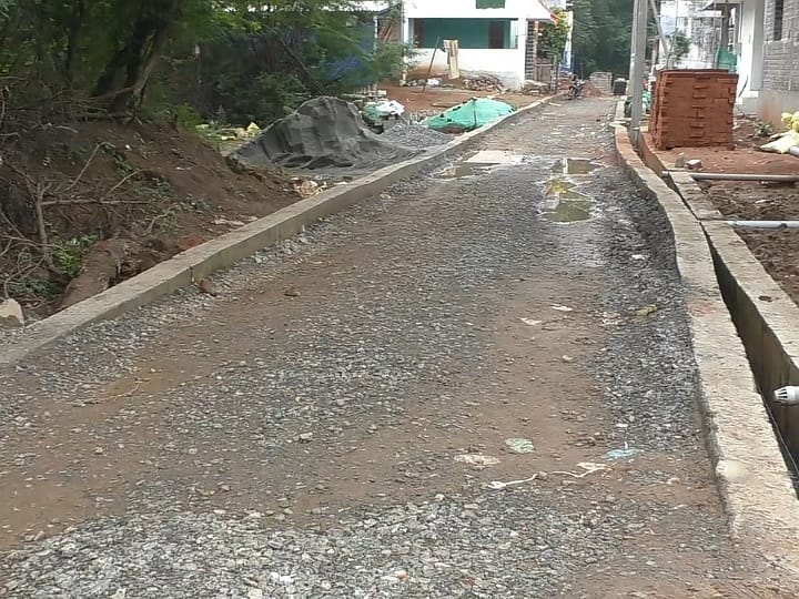 Sewer work near Krishnarayapuram Karur புகார் பெட்டி- கடைமைக்கேன்னு கட்டப்பட்ட கழிவு நீர் வடிகால்: தட்டிக்கேட்டதால் கிடப்பில் கிடக்கும் அவலம்